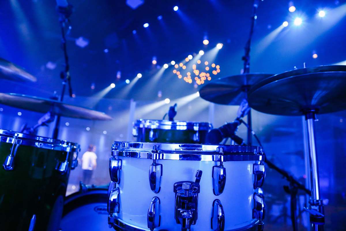 drum selective focus photography of white acoustic drum kit percussion